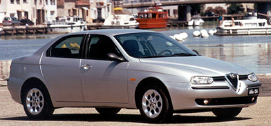 Sedan de quatro portas cinza Alfa Romeo