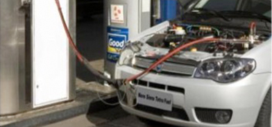 Fiat Siena Tetrafuel enchendo o tanque