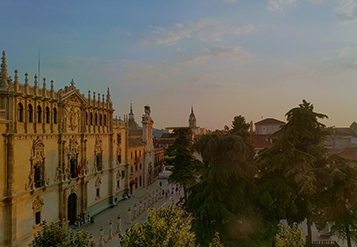 EMEA-home-living-041-ko 큰 나무로 둘러싸인 역사적 건물