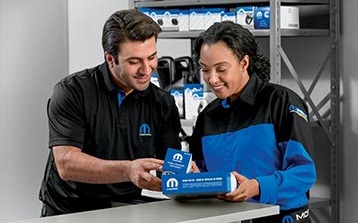 Dois funcionários analisam as peças de reposição da Mopar®