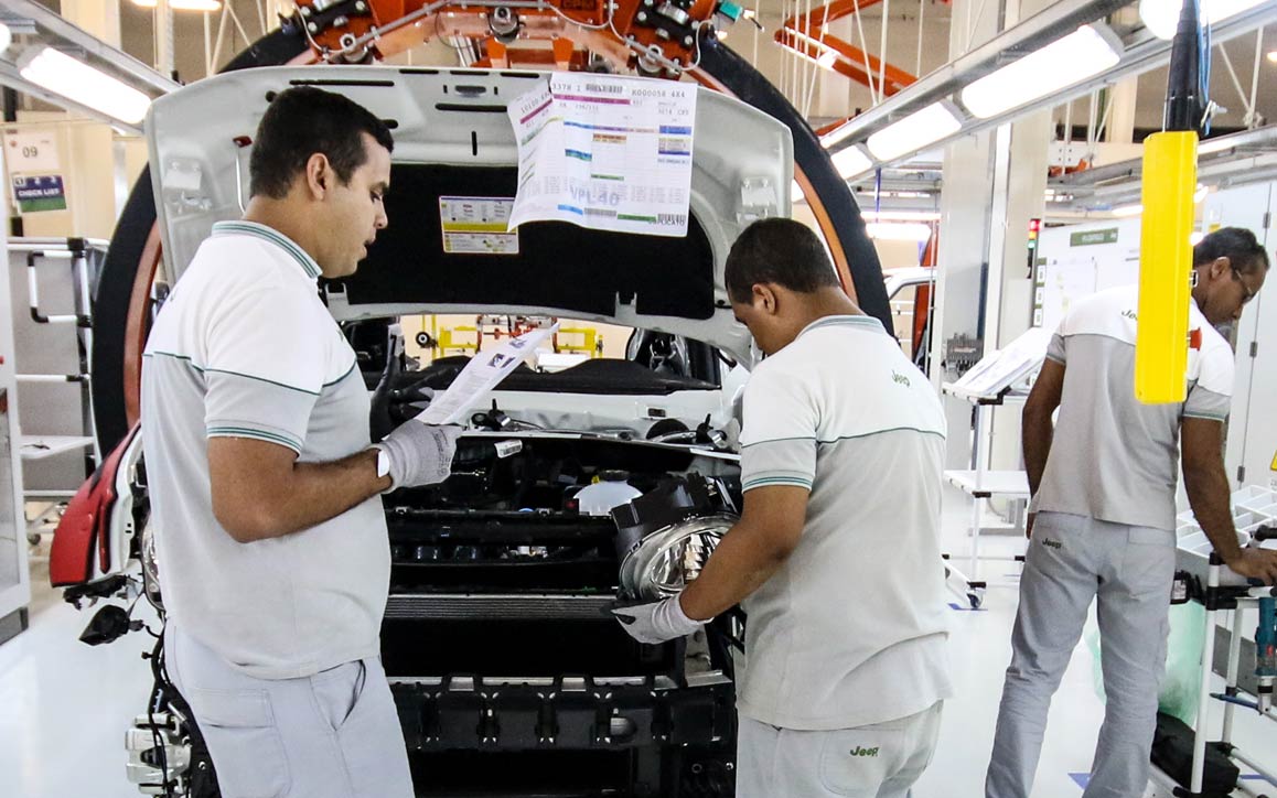 Grupo de funcionários analisando diagnósticos computadorizados