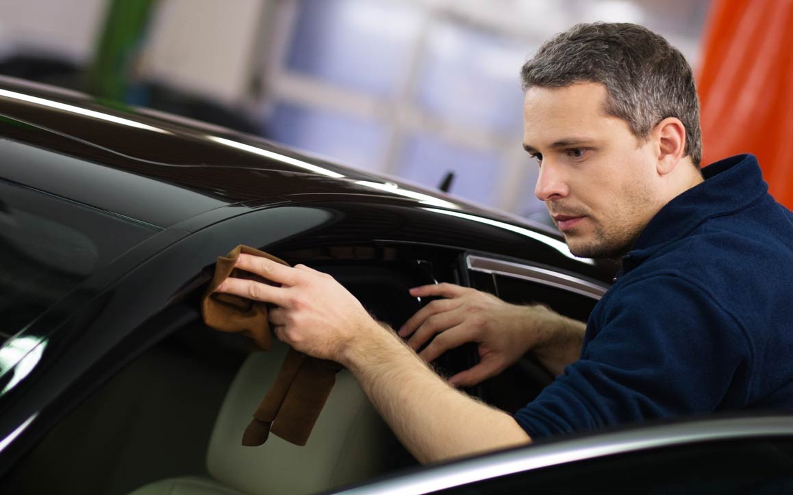 Um homem que inspeciona uma guarnição automotiva