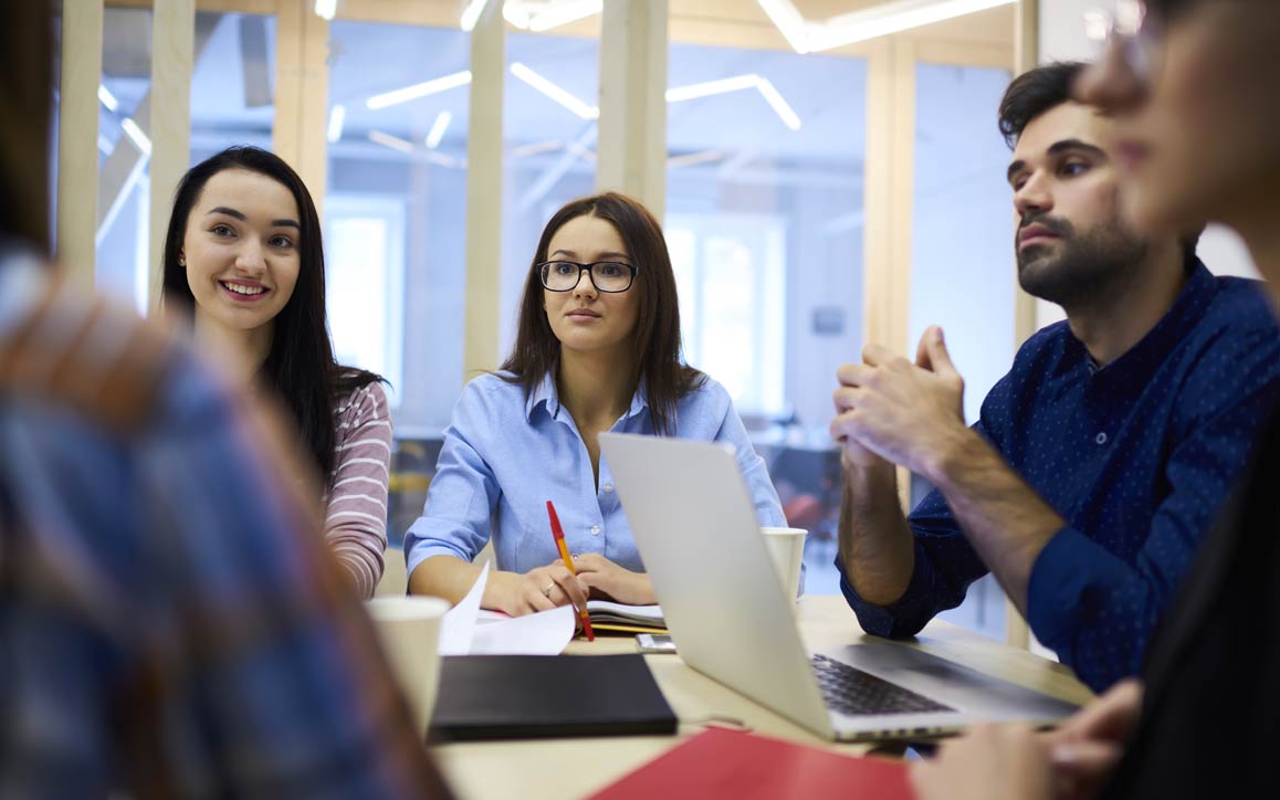 Grupo de funcionários em reunião de marketing