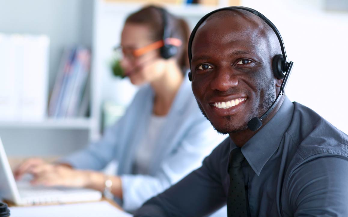 Representante de serviço ao cliente usando fone de ouvido