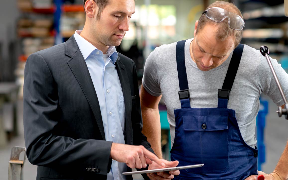 Dois funcionários analisam dados no tablet