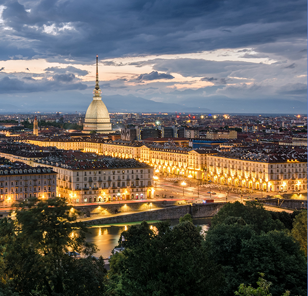 EMEA-wherearewe-italy-ko 몰레 안토넬리아나가 있는 토리노 스카이라인 야경.