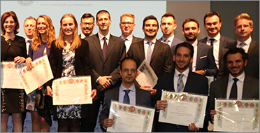 EMEA-whychoose-leadership-ko 성취 증명서를 보여주는 직원들