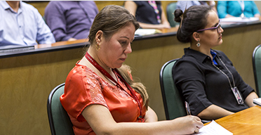 LATAM-whychoose-FCA-ko 강당에 앉은 두 여성