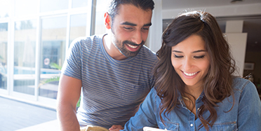 LATAM-whychoose-business-ko 함께 프로젝트를 보는 두 동료