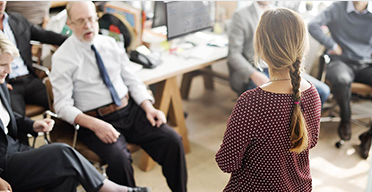 LATAM-whychoose-leadership-ko 동료에게 발표하는 여성