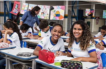 LATAM-whychoose-rota-ko 책상에서 학교 공부를 하는 두 소녀