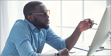 대형 터치스크린 디스플레이에서 작업하는 남성