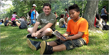 공원에서 어린이와 함께 읽는 FCA 직원