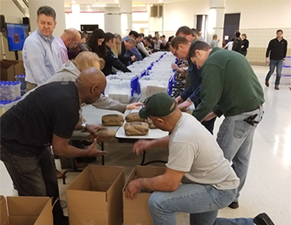 Untitled-1_0002_20180307_0843351-ko 긴 테이블의 길이를 따라 서 있는 사람들