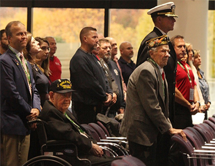 Untitled-1_0003_IMG_8916-s1-ko 길게 놓인 의자 앞에 서 있는 참전 용사들