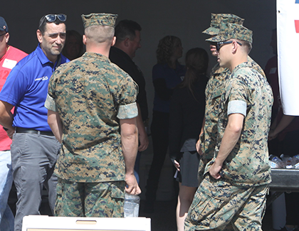 Untitled-1_0004_IMG_90861-ko 채용 행사에서 FCA 모집 담당자와 대화하는 군인 셋